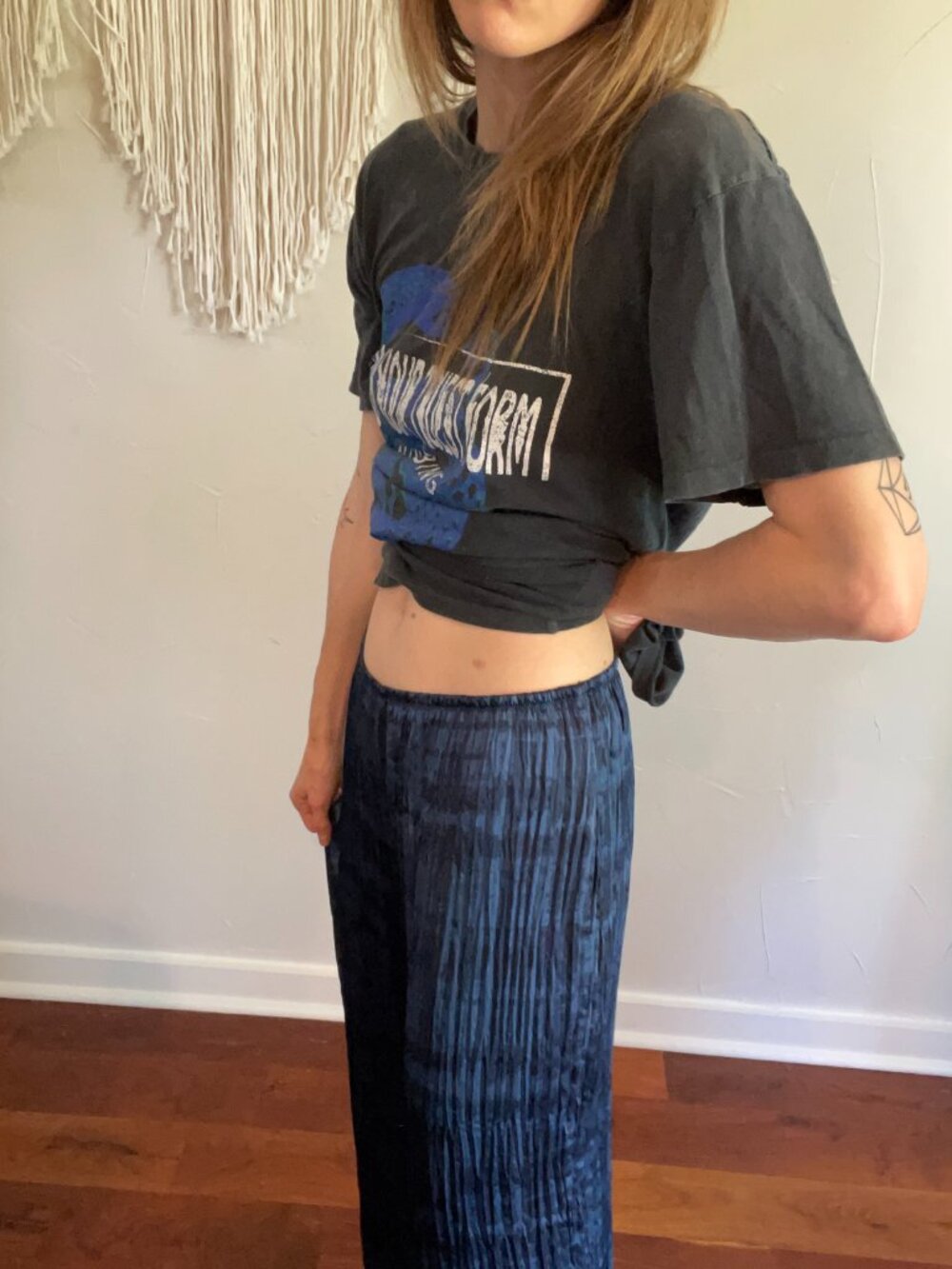 VINCE brand Women's Crinkled Plissé Satin Navy Mid Rise Pants - Picture 4 of 9